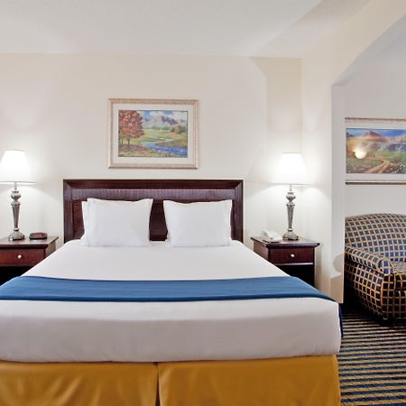 Holiday Inn Express & Suites Chesapeake By Ihg Екстериор снимка
